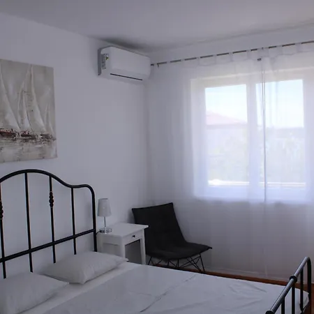 Soleil - Newly Renovated Close To The Sea Apartamento