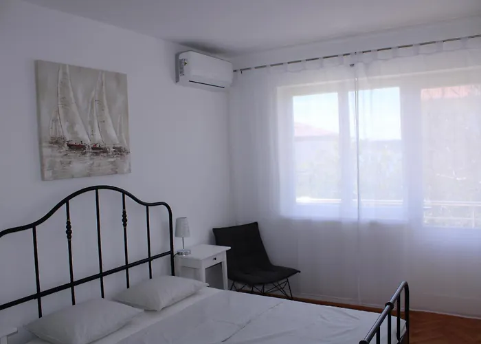 Soleil - Newly Renovated Close To The Sea Apartamento